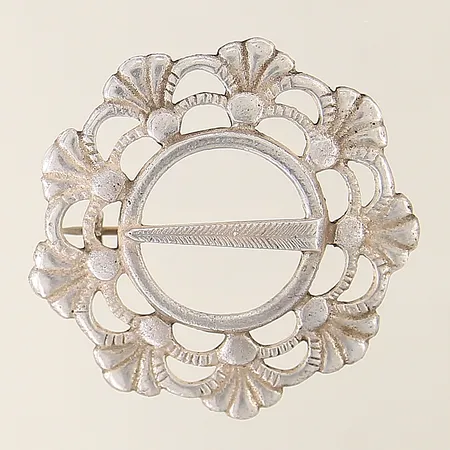 Brosch med genombruten dekor Ø40mm silver 830/1000 Vikt: 8,6 g