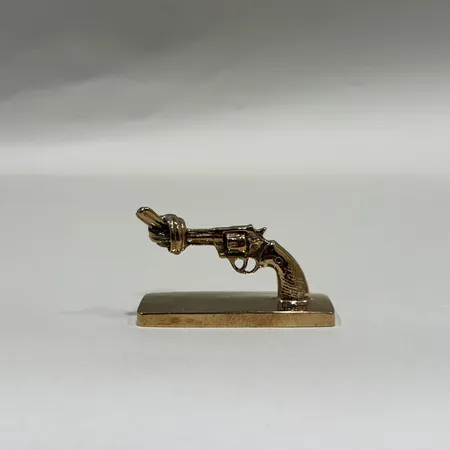 Skulptur Non Violence Art Project 2018 Carl Fredrik Reuterswärd ''The Knotted Gun'' numrerad: 262 monogramsignerad polerad brons, mått 7x2,5cm, originalkartong, lätt bruksslitage