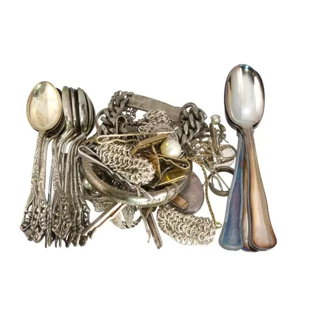 Diverse silverföremål (kaffeskedar + smycken) 830-925/1000, bruksmärken/defekter förekommer, bruttovikt 442,2 gram Vikt: 442,2 g