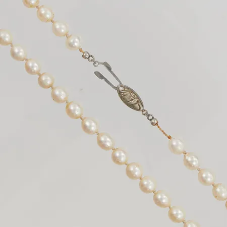 Pärlcollier odlade pärlor 6,5mm 138cm, med silverlås, defekter finns Vikt: 0 g