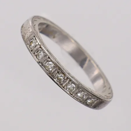 Ring med 8/8-slipade diamanter 7xca0,02ct, stl:17¼, bredd 2,9mm, vitguld, ostämplad. 18K Vikt: 3,9 g