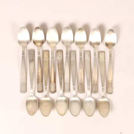 Tolv skedar med Hässleholms stadsvapen, längd 11cm, silver 830/1000 Vikt: 149,4 g