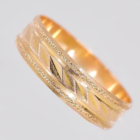 Ring stl:17 bredd 4,8mm ograverad 14K Vikt: 1,5 g