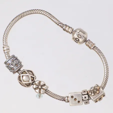 Armband Pandora med 6 berlocker, längd 17,5cm, bredd ca 3-11mm, 925/1000 silver Vikt: 29,5 g