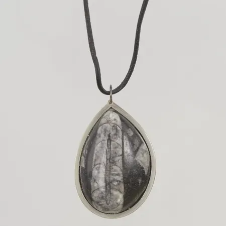 Collier med stenhänge 52x32mm tygband ostämplat silver, bruttovikt 28,3g.