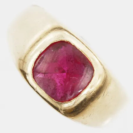 Ring med röd sten, stl:15¼, bredd 3-8,5mm, slitage på sten, repor, 18K Vikt: 5,6 g