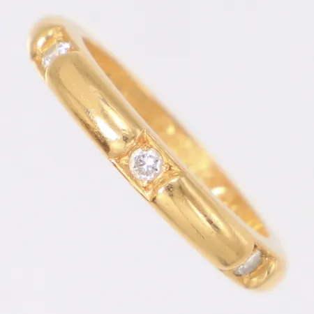 Ring med diamanter 3x ca 0,03ct stl:15¾, bredd 3mm, gravyr, 18K  Vikt: 5,4 g