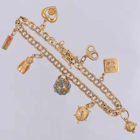 Armband Bismarck längd 19cm bredd 0,5mm Nordiska Guldvaruaktiebolaget G.Dahlgren & Co 1962, åtta berlocker, saknar en sten, en extra ögla, 18K Vikt: 14,1 g