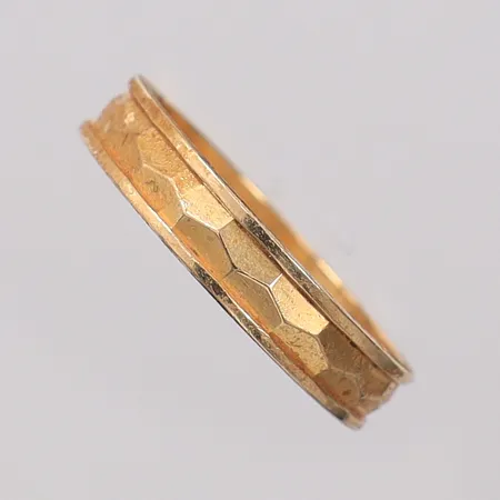 Ring mönsterdekor stl:17¾, ca bredd 4mm. 18K Vikt: 3,1 g