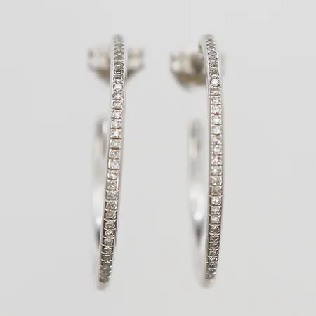 Örhängen creoler med åttkantsslipade diamanter 72 x ca 0,005ct, höjd 25mm, bredd 1,5mm, 14K vitguld Vikt: 3,6 g