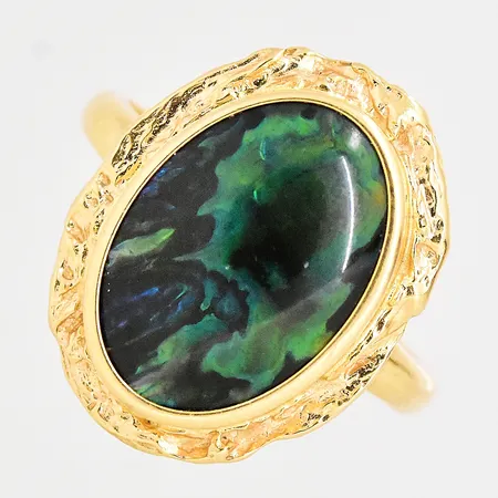 Ring med grön sten stl:15¾ bredd ovandel 17,4mm 18K Vikt: 2,6 g