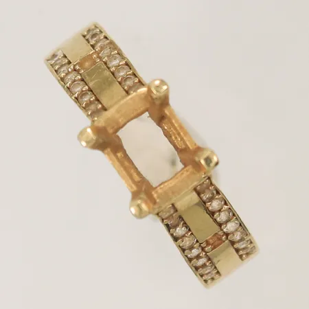 Ring med stenar, stenar saknas, stl 19, bredd 2,5-6,5mm, defekt/bucklig, ostämplad, 14K Vikt: 2 g
