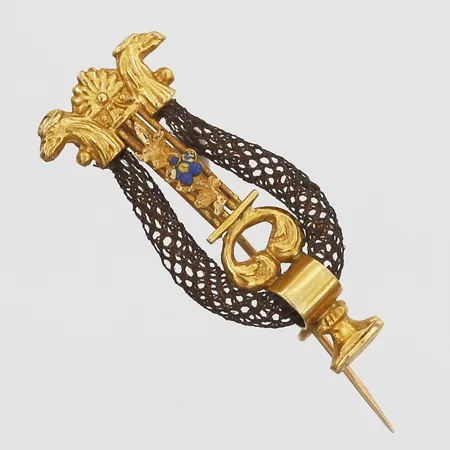 Brosch empire 1800-tal lyra med hårarbete, Erik Wilhelm Gellerstedt, Härnösand, längd 32mm, bredd 14mm, dekor av förgätmigej och griphuvuden, emaljbortfall, 18K Vikt: 1,6 g