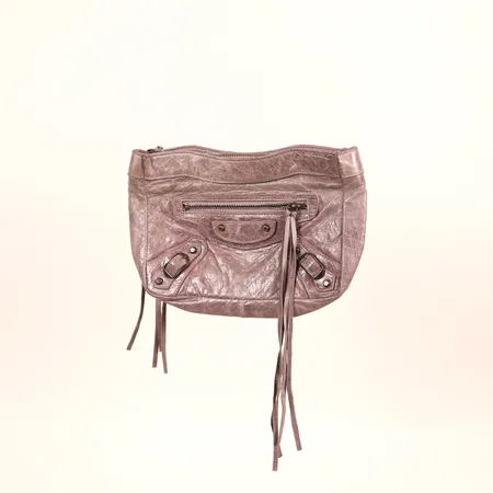 Necessär Balenciaga, murier chevre läder, ref-nr: 110481, serie-nr: 213048, 24x16x4cm, ställvis kraftigt slitage, extra tofsar medföljer.