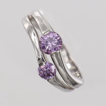 Ring med stenar stl:19, ca bredd 2,5-8,2mm. 925/1000 silver Vikt: 5 g