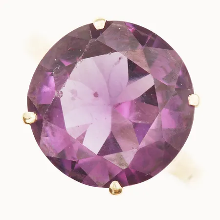 Ring med syntetisk färgväxlande safir ca 9,55ct, nagg på fasettkant, stl: 16½, 14K guld Vikt: 4,2 g