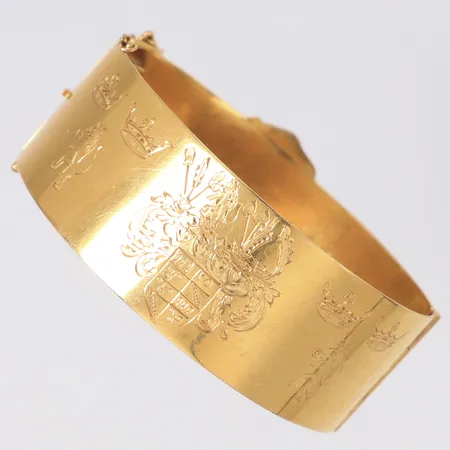 Armband med rosendekor i relief samt gravyr av vapensköld med symboler, Ø 55mm, bredd 22,3mm, stelt, öppningsbart, säkerhetskedja, personlig gravyr, skadat, Harald Nilsson Malmö år 1943, 18K Vikt: 50 g
