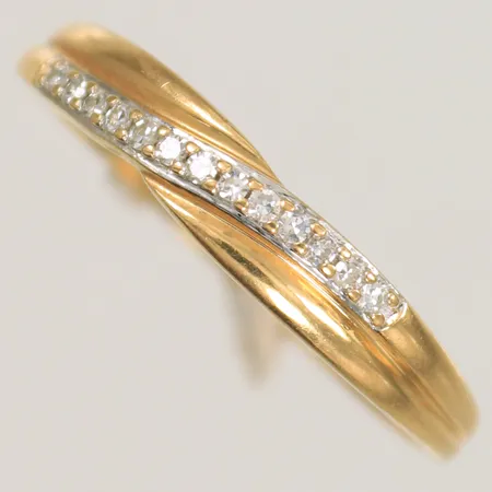 Ring med 13 diamanter ca 0,005ct/st, stl 18 bredd 1-3,5mm, 18K 1,4g Vikt: 1,4 g