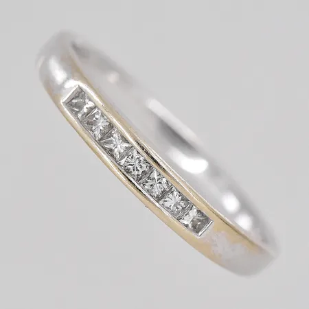 Ring vitguld prinsesslipade diamanter ca 7x0,02ct stl:18 bör omrodieras 18K Vikt: 2,7 g