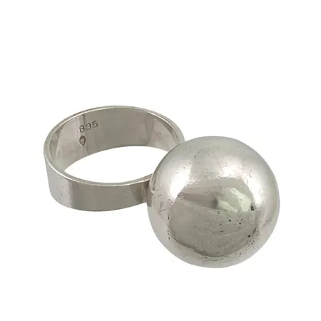 Retro Ring 1960/70-tal silver 835/1000, stl:16½ mm, bredd 7,4-15,8 mm, klot Ø15,8 mm, svensk kontroll/importstämpel på skenans utsida Vikt: 7 g