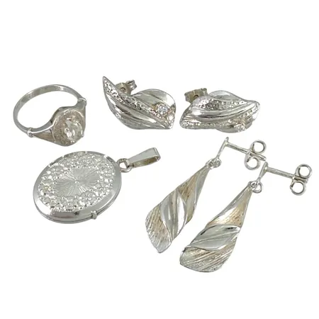 Silversmycken Örhängen (2 par) Hänge & Ring, örhängen längd 34 mm och mindre, hänge amulett/fotogömma, längd inkl. ögla 30 mm, bredd 16 mm (komplett med glas/hållare), ring vit sten stl:14¾ mm, fint normalt använt skick Vikt: 16,7 g
