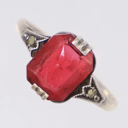 Ring med röd sten och markasiter, stl:16½, bredd 10,8mm, kraftigt slitage på stenen, importstämplad, 830/1000 silver Vikt: 2 g