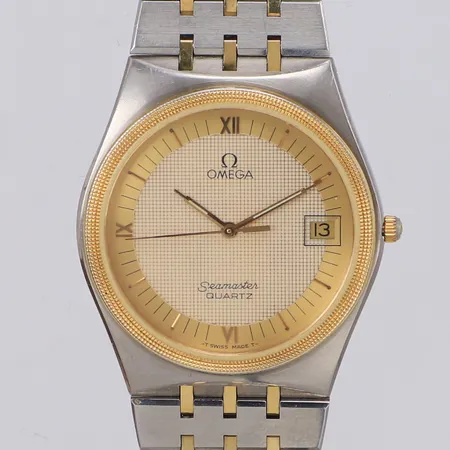 Omega Seamaster Newport quartz, 34mm, refnr: 196.0275 / 396.0964, serienr. 46563182, cal: 1432, år 1982, datum, guldpläterat/ borstat stål, integrerad länk, innermått inklusive ur 19cm, viklås, extra länkbitar, originalask