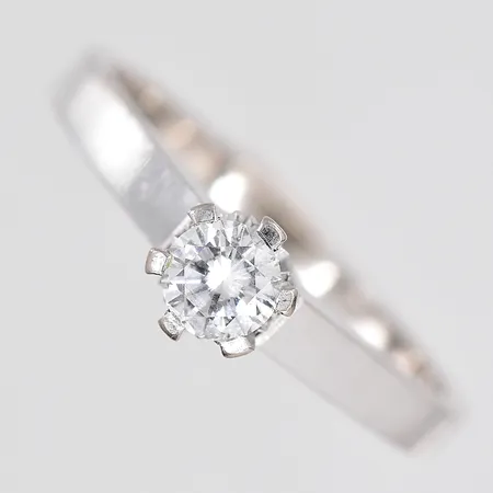 Ring vitguld diamant 0,26ct enligt gravyr stl:18 bör omrodieras 18K Vikt: 3,9 g