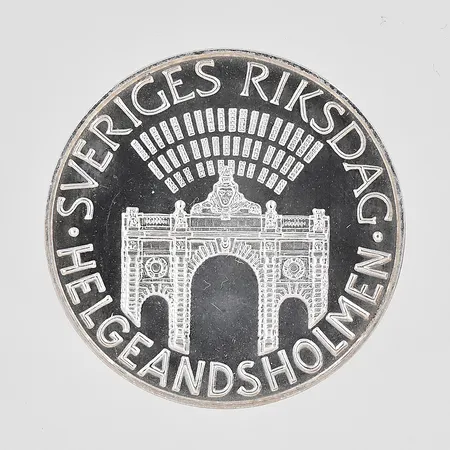 Minnesmynt Sveriges Riksdag Helgeandsholmen år 1983 Ø 32mm nominellt värde 100kr plastetui silver 925/1000 Vikt: 16 g