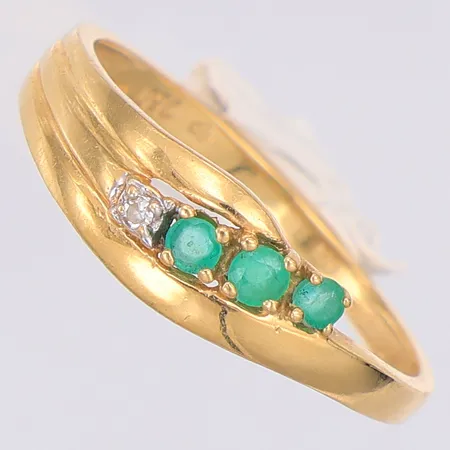 Ring diamant ca 0,01ct gröna stenar stl:17¼, kattfot 18K Vikt: 2 g