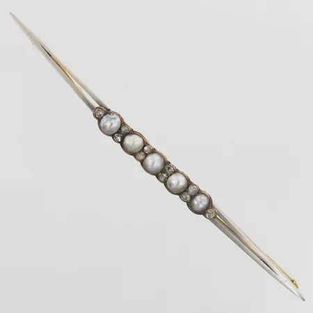 Brosch med rosenstenar och halvpärlor Ø4mm, längd 83mm, bredd 5mm, Göteborg år 1918, defekt, mittdel lossnat i ena sidan, tvåfärgad, 18K  Vikt: 7,2 g