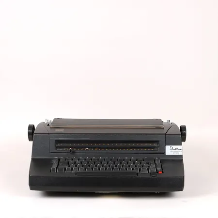 Skrivmaskin IBM Selectric Typewriter 670X, längd 53cm, bredd 37cm, etikettmärkt Dahlboms Kontorsmaskiner AB, katalog från Bukowskis temaauktion Lars Norén - Ting, åldersbetingat bruksslitage, ej funktionstestad. Specialfrakt, kontakta pantbankskontoret för mer information.