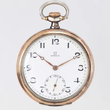 Fickur Omega 51mm, manuell, liten sekundvisare, boettnr 6788026, verknr: 6032580, troligen sent 1920-tal, innerboett i silver, gravyr på bakboett och innerboett, inga övriga tillbehör, repigt glas, 800/1000 silver, 85,7g