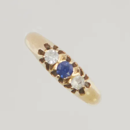 Ring med stenar stl:16¾ bredd 2,3-5mm 18K 4,0g.