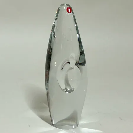 Skulptur / vas Orkidé Timo Sarpaneeva Iittala Finland klarglas höjd ca 13,5cm, signerad och numrerad 3568, designad år 1954, något skavd etikett, år 1954 valde tidskriften "House Beautiful" Sarpanevas Orkidé till årets vackraste föremål