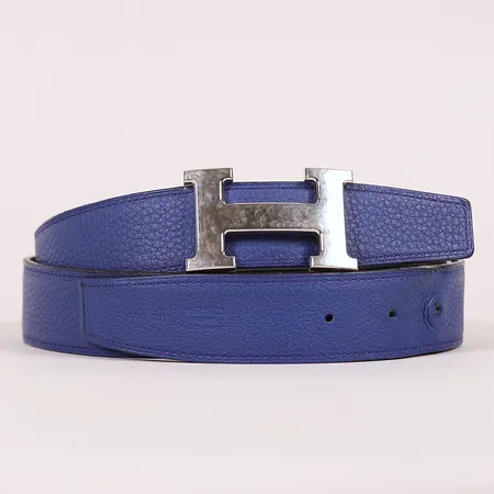 Bälte Hermès H Martelee, bältespänne i metall med hamrad yta, svart/mörkblått bälte i kalvskinn, bredd 32mm, längd ca 115cm, repor, bruksslitage, två dustbag, etui.