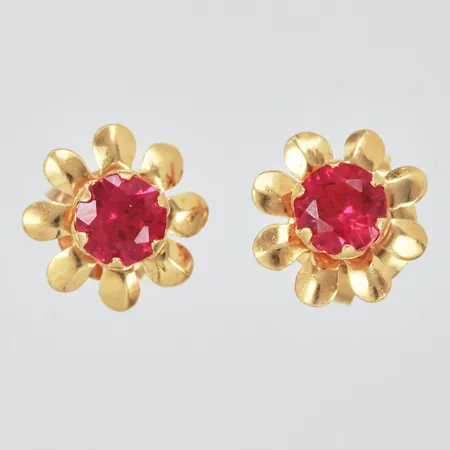 Ett par örhängen med röda stenar Ø ca 8mm en stoppers metall 18K Vikt: 1,1 g