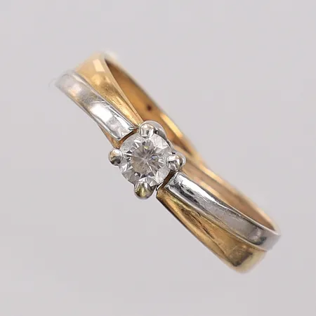 Ring med kubisk zirkonia stl:18, bredd 3-4,5mm, tvåfärgad, något skev, bucklor, GHA, 18K Vikt: 1,3 g