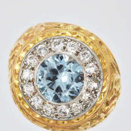 Ring med äldreslipade diamanter ca 14x0,03ct och Aquamarin slitna fasetter stl: 17 bredd: ca 6-19mm skev skena ostämplad 18K Vikt: 19,8 g
