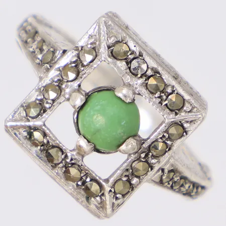 Ring med markasiter och cabochonslipad grön sten, möjligen krysopras, stl:17¼, bredd 13mm, importstämplad, 830/1000 silver Vikt: 4,7 g