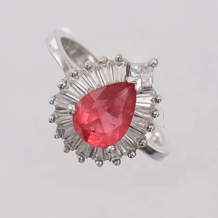 Ring med stenar stl:16½, ca bredd 2,4-14,1. 925/1000 silver Vikt: 3,3 g