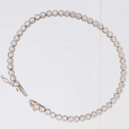 Armband med vita stenar längd 17,5cm, bredd 3,3mm, vitguld, 18K  Vikt: 8 g