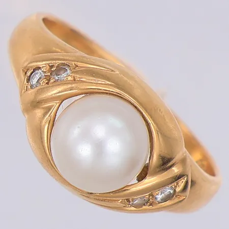 Ring odlad pärla Ø7mm diamanter 0,06ctv enligt gravyr stl:16, kattfot 18K Vikt: 5,4 g