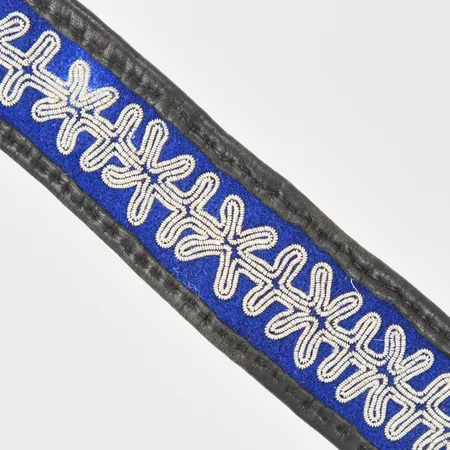 Armband i läder Sameslöjd längd: ca 17-24,5cm bredd: ca 32mm tenndekor på blå filt i använt skick