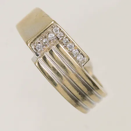 Ring med 9 vita stenar, stl 17¼ bredd 4,5-8mm, vitguld 18K 7,3g totalt. 