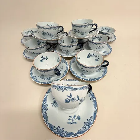 12 Kaffekoppar (2 med mynningsnagg), höjd 5cm, med fat Ø13cm, modell Ostindia Rörstrand porslin