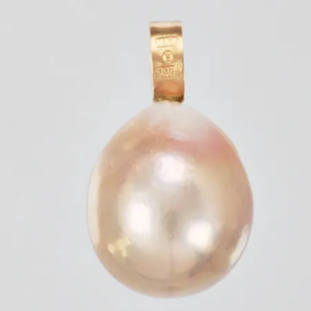 Hänge med odlad pärla längd: ca 2,2cm Ø ca 14mm 18K bruttovikt 5,1g 