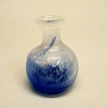 1 Vas höjd 7,5cm, etikettmärkt Vrigstad kristallhytta, vit/blått glas