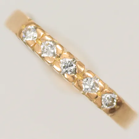 Ring med 5 diamanter 0,15ct enl gravyr, stl 16 bredd 2,5mm, graverad, 18K 2,4g Vikt: 2,4 g