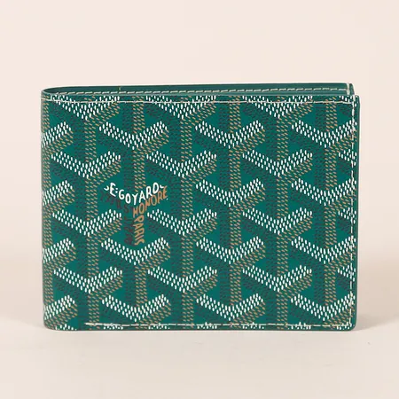 Plånbok Goyard Victoire Wallet, grön Goyardine canvas, interiör i kalv- och getskinn, 11x2x9cm, serie-nr: VAE120220, ref-nr: VICTO8PMLTY09CL09X, Oktober 2022, manual, tagg, dustbag, etui, kopia på äkthetsintyg från Vestiaire Collective.